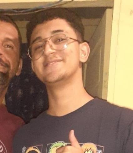 JOVEM É ENCONTRADO MORTO EM SUA CASA APÓS TENTAR CHUPAR O PRÓPRIO PÊNIS.